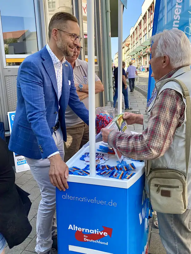 Daniel Wald im Gespräch mit einem Bürger am AfD-Infostand in der Fußgängerzone